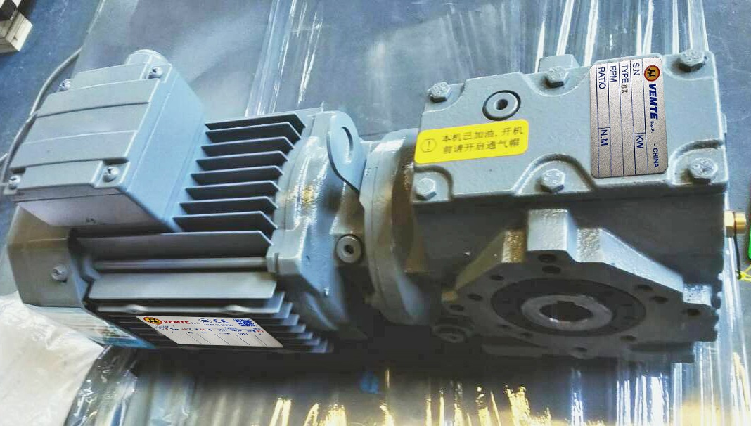 13400W伺服電機(jī)減速機(jī),帶動(dòng)46.5T噸的減速機(jī),混煉機(jī)減速機(jī) 13400W伺服電機(jī)減速機(jī),帶動(dòng)46.5T噸的減速機(jī),混煉機(jī)減速機(jī)