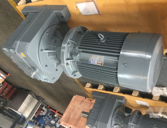 減速機(jī)配3200W電機(jī) 減速機(jī)配3200W電機(jī)