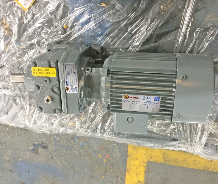減速機(jī)帶電機(jī)用在牽伸機(jī) 減速機(jī)帶電機(jī)用在牽伸機(jī)