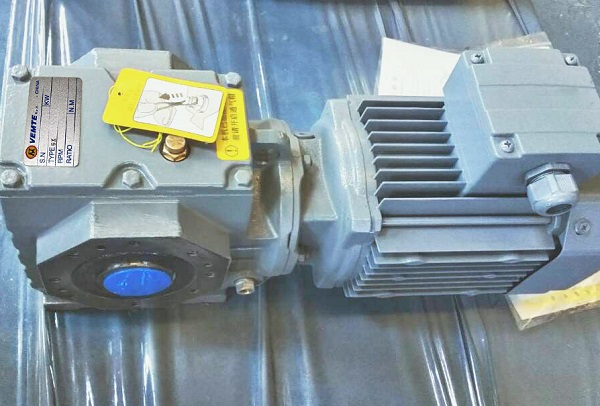 塑料破碎機(jī)減速機(jī),1.1KW電機(jī)減速器,SA系列蝸輪蝸桿減速電機(jī) 塑料破碎機(jī)減速機(jī),1.1KW電機(jī)減速器,SA系列蝸輪蝸桿減速電機(jī)