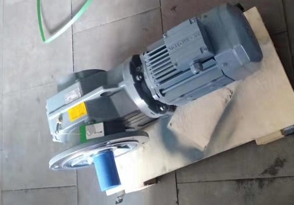 石碾磨粉機(jī)減速機(jī),KF系列減速機(jī),3KW減速電機(jī),直角減速器選型 石碾磨粉機(jī)減速機(jī),KF系列減速機(jī),3KW減速電機(jī),直角減速器選型